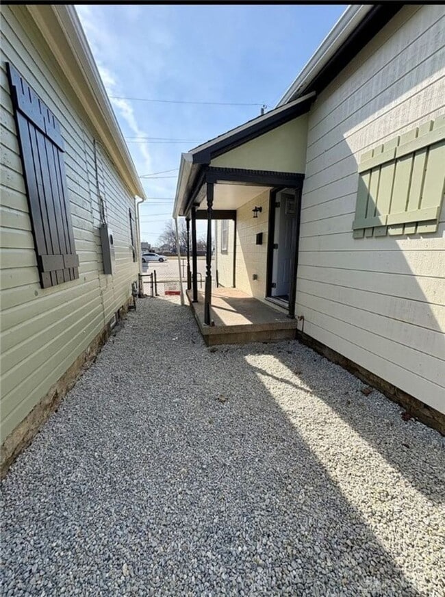 Building Photo - Completely updated bungalow in Historic So...