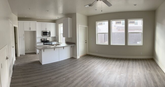 Building Photo - Beautiful newer 3 Bedroom, 2.5 Bathroom to...