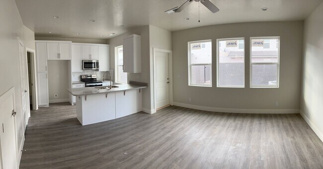 Building Photo - Beautiful newer 3 Bedroom, 2.5 Bathroom townhome, located in Washington!