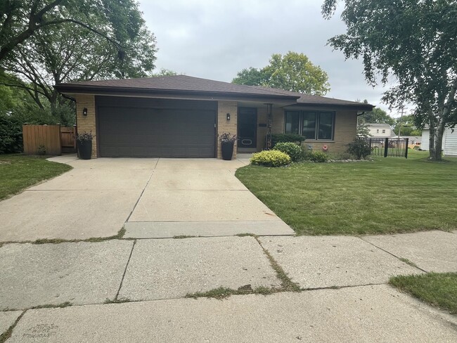 Building Photo - 6016 S 19th St