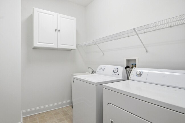 Building Photo - 2645 Blossom Trail E