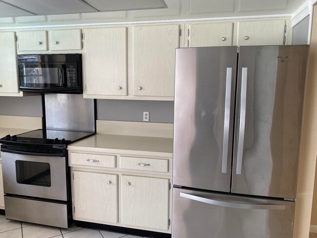 Building Photo - 466 Gateway Dr