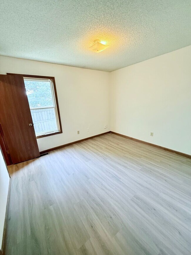 Building Photo - Great 3 Bed 2 Bath 2 Car Garage Flat Duplex- Pets ok!