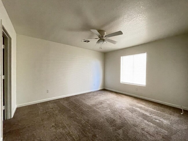 Building Photo - $1,200 Rent BHCRENT.COM 2 bed 2 bath with ...