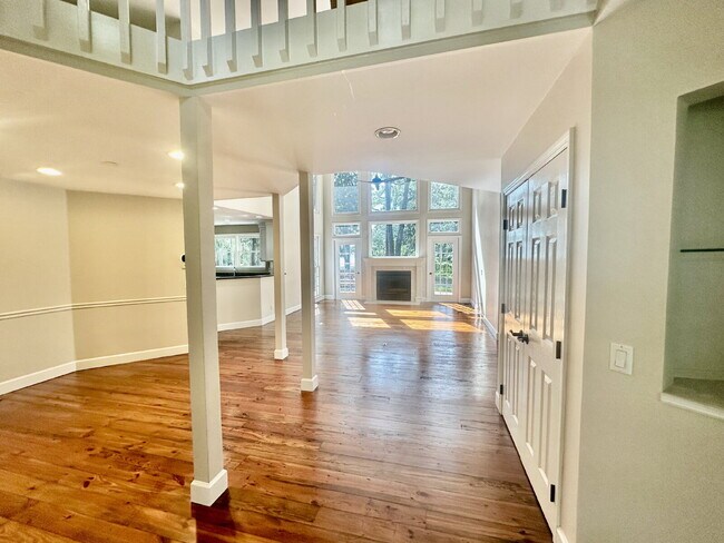 Building Photo - Amazing Four Bedroom Home Located Close to Alljoy Beach with Community Dock Access in Bluffton!