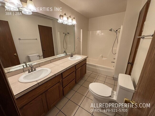 Building Photo - 822 N Daisy Ln