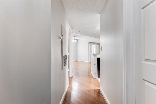 Building Photo - 1250 Parkwood Cir SE