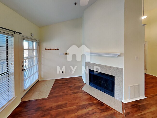 Building Photo - 4800 W Lovers Ln Apt 518