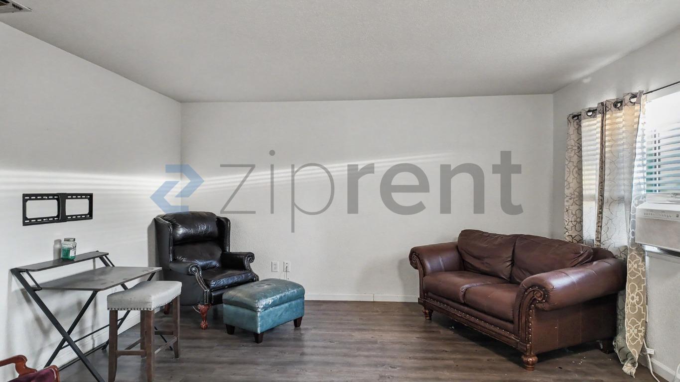 Building Photo - Unit D