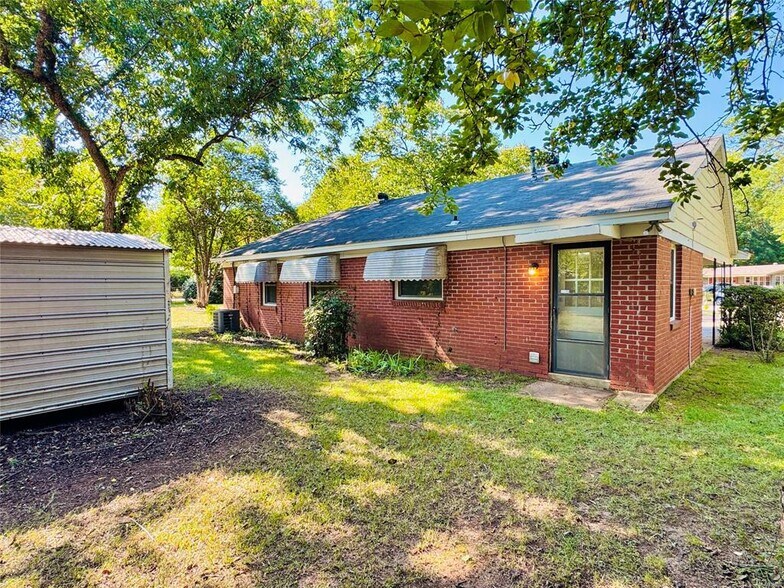 Building Photo - 929 Parkwood Dr
