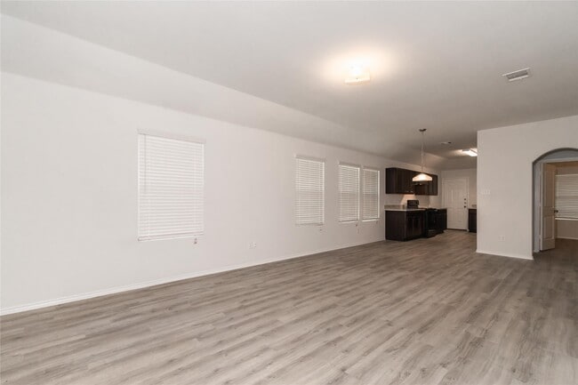 Building Photo - 17466 Linthorne St