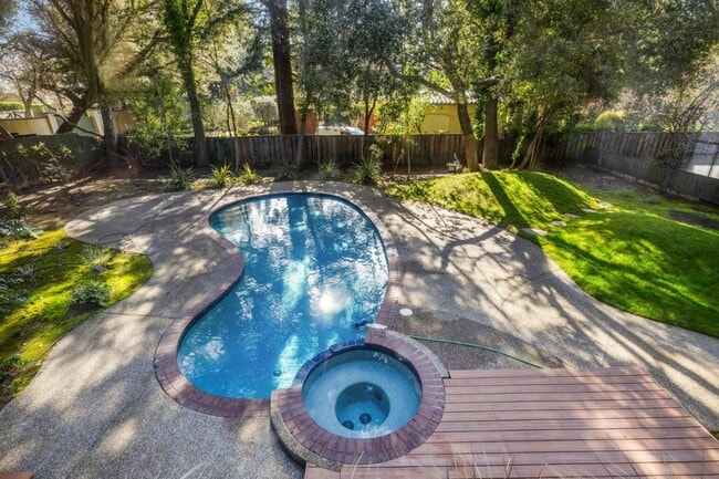 Building Photo - 216 Valparaiso Ave