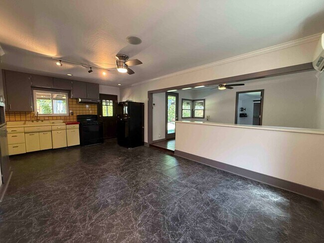 Building Photo - Charming Land Park 2 Bedroom