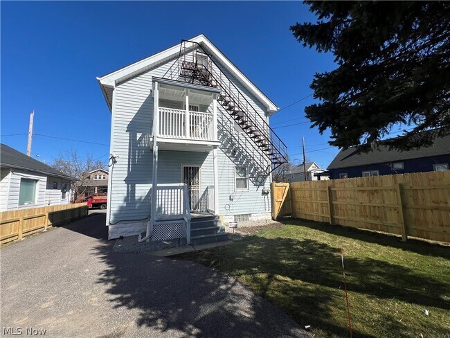 Building Photo - 14210 Kingsford Ave