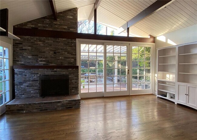 Building Photo - 349 Norumbega Dr