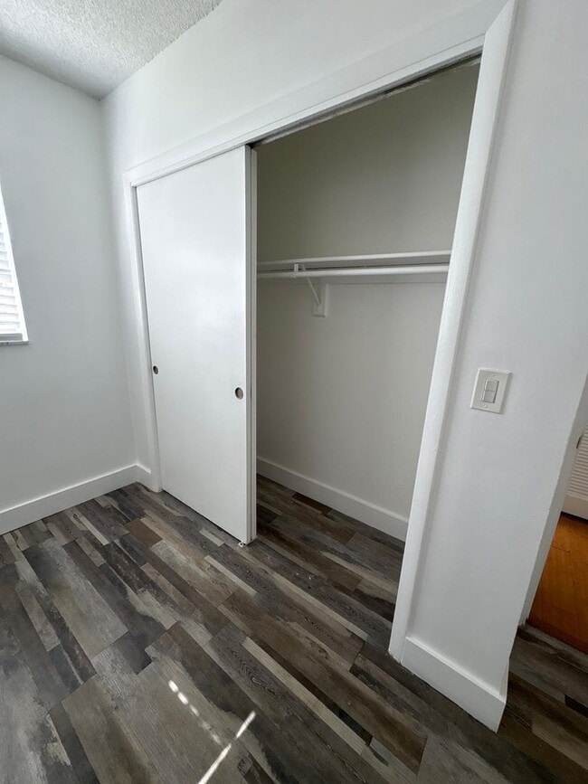 Building Photo - 2 BEDROOMS 1 BATHROOM IN AREA OF RIVERLAND