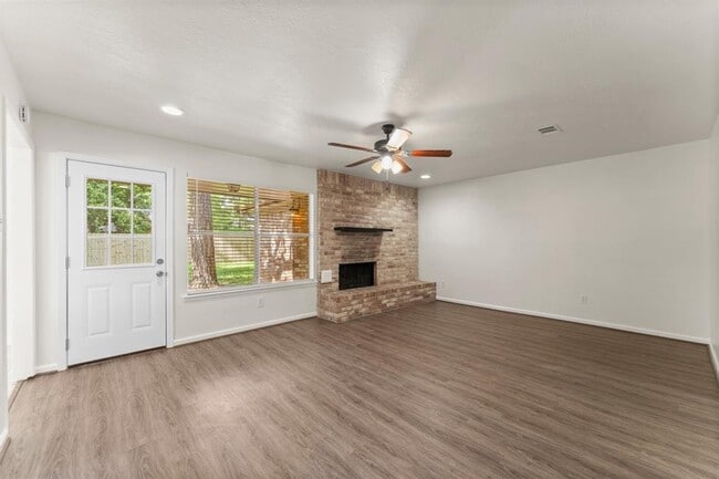 Building Photo - 2102 Whitelaw Dr