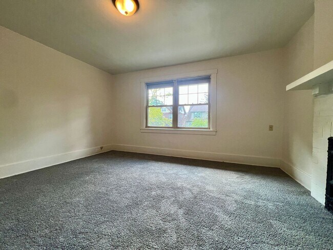Building Photo - Charming Three Bedroom Townhouse in Squirr...