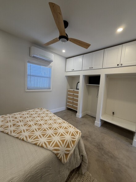 Bedroom/Storage - 6007 N Orange Blossom Ave