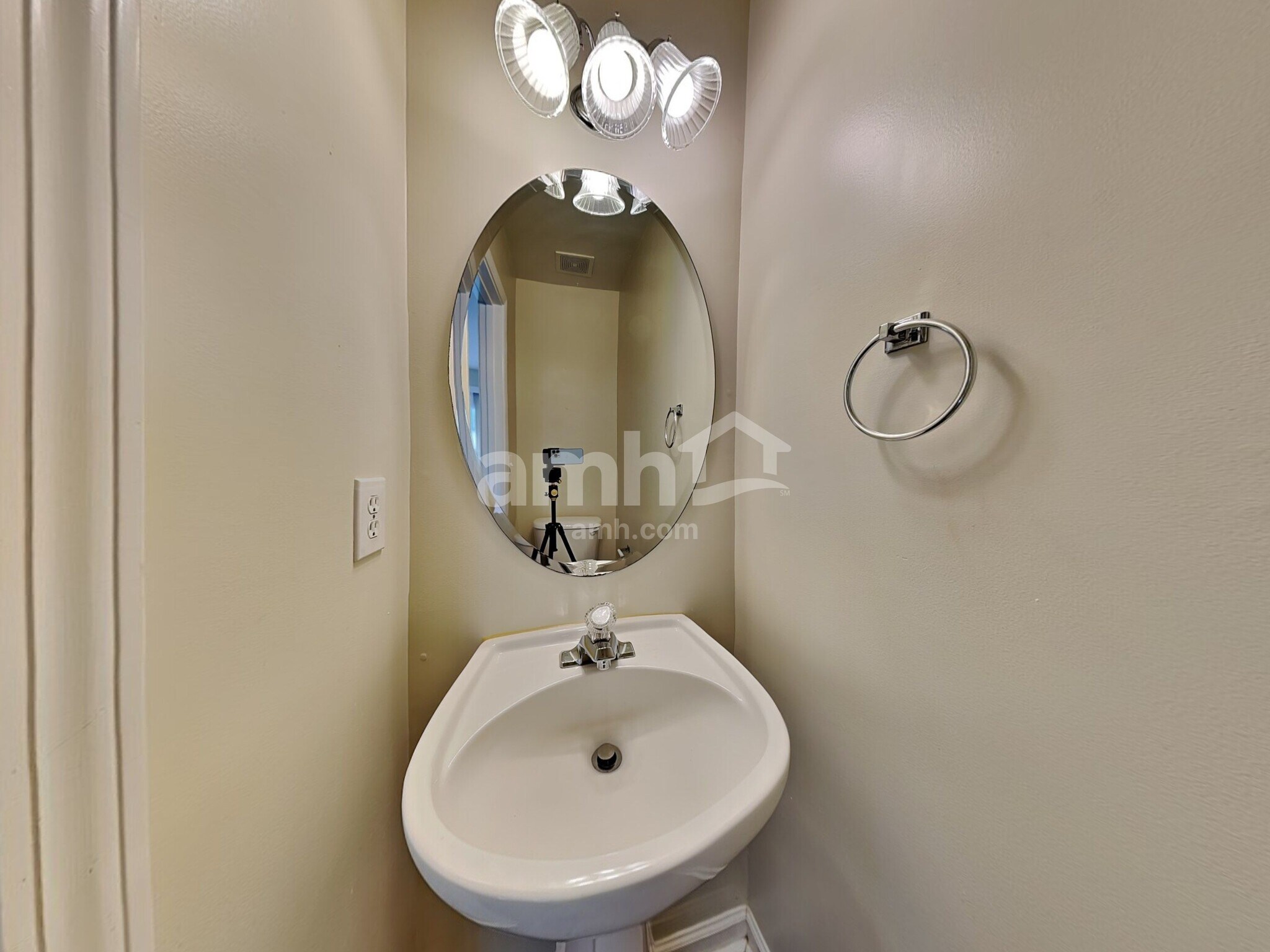 Building Photo - 325 Windsong Dr