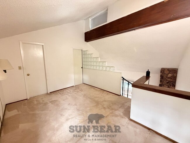 Building Photo - 3 Bedroom, 2.5 bath condo - Central Incline!  Being Painted!