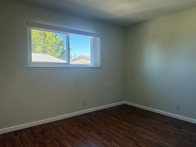 Building Photo - 10366 Greenwood Ct