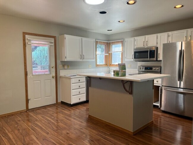 Building Photo - 3 Bedroom, 2.5 Bath Beautiful Ranch Style Home with 3 Car Attached Garage in West Fort Collins, CO