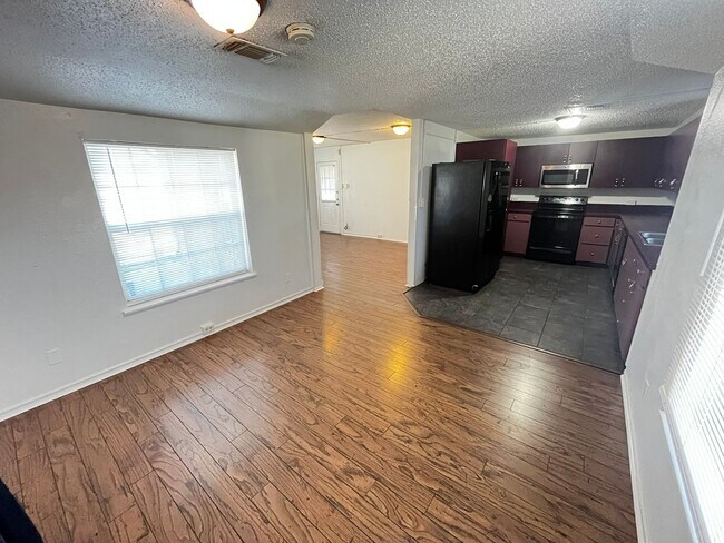 Building Photo - Perfect Rental for Families — Great Location!