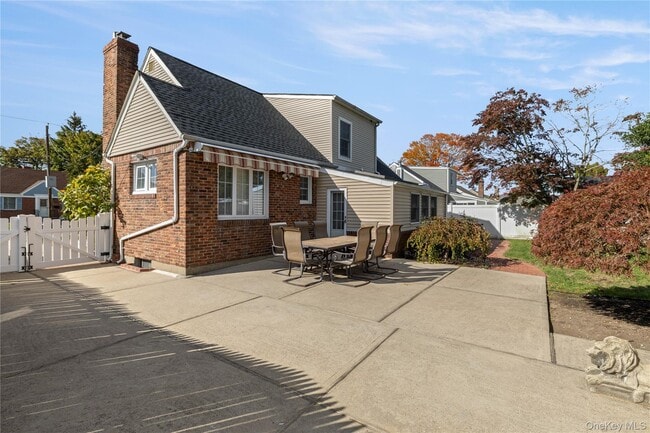 Building Photo - 17 Cedar Dr