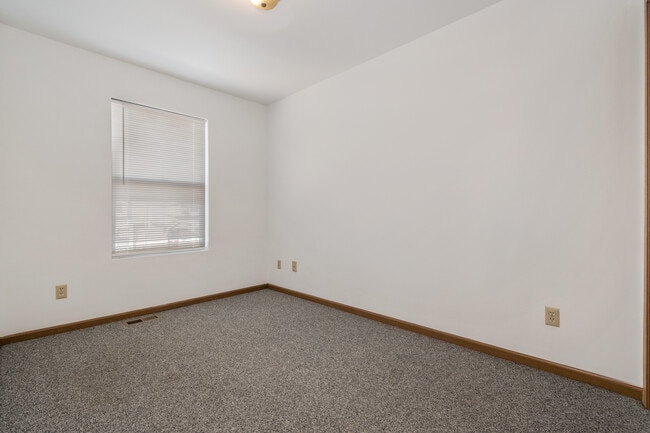Building Photo - 1121 W Hillcrest Dr