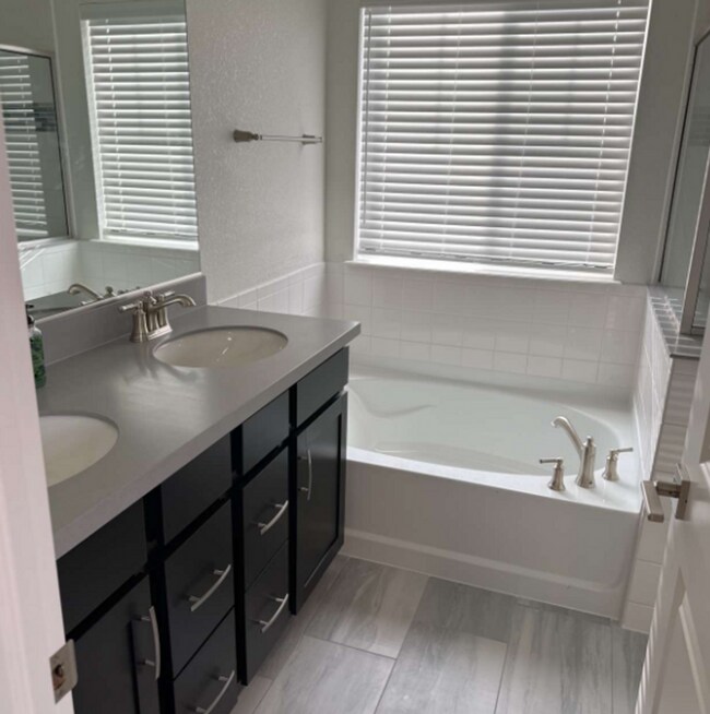 Building Photo - 450 Canadian Crossing Dr