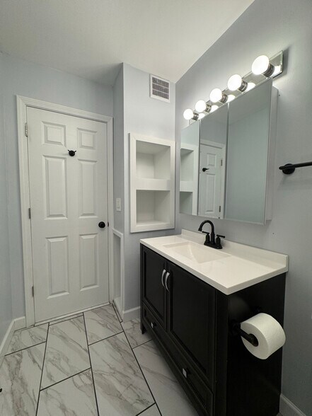 Building Photo - 3303 Johnson St NE