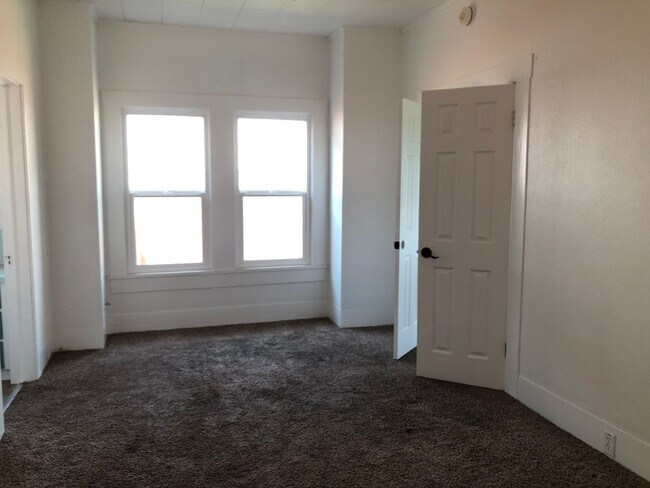 Building Photo - Enjoy The River Breeze On The Front Porch