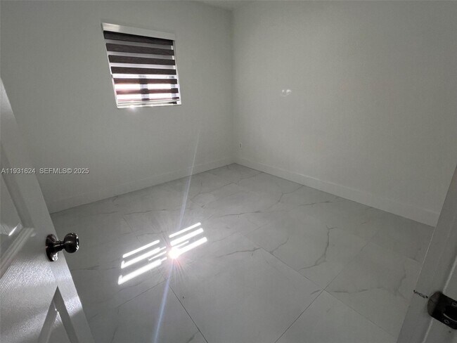 Building Photo - 5470 W 8th Ln