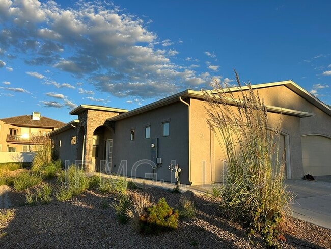 Primary Photo - 581 W Indian Creek Dr