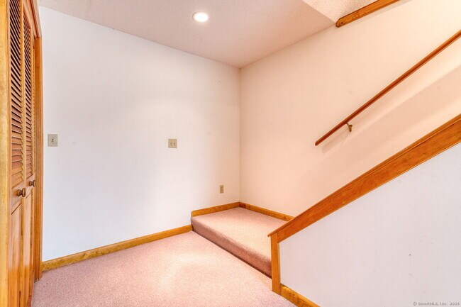 Building Photo - 592 Mountain Rd