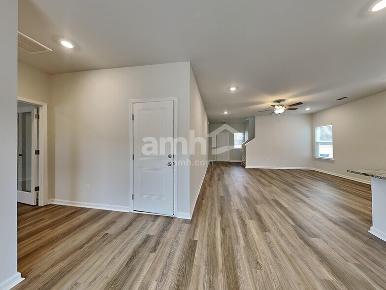 Building Photo - 3240 Emberly Dr