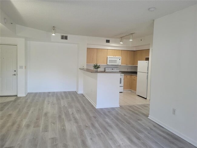 Building Photo - 7910 N Nob Hill Rd