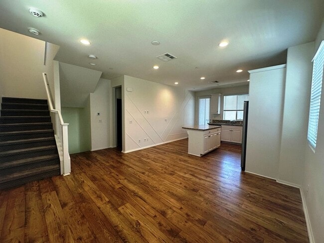 Building Photo - SMART Townhome 3bd 3ba Gated Community