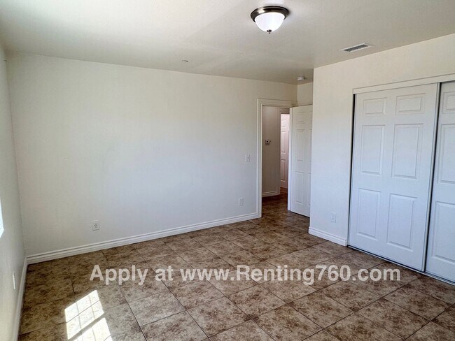 Building Photo - 3 Bed 2 Bath Home With Scenic Desert Views