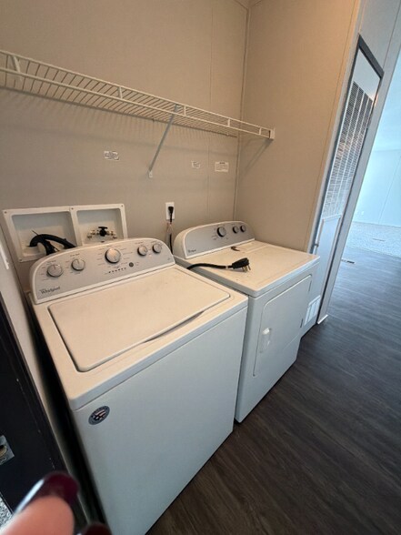 Building Photo - 214 Lakeshore Cir