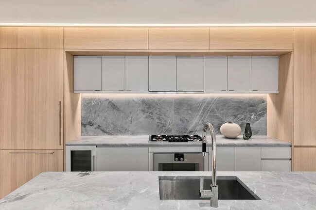 Building Photo - 100 Vandam St