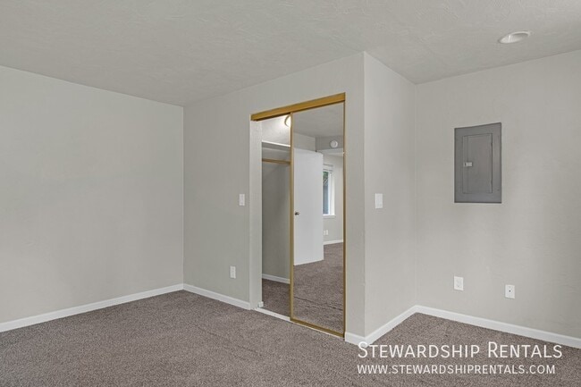 Building Photo - 1431 1/2 W. Broadway Avenue-