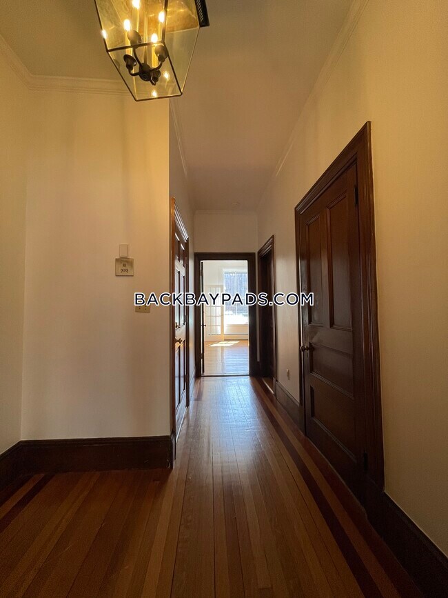 Building Photo - 370 Marlborough St