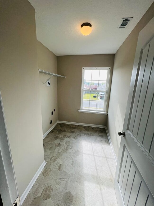 Building Photo - AVAILABLE NOW!