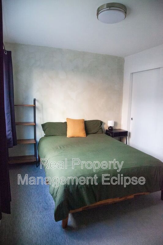 Building Photo - 8819 Midvale Ave N