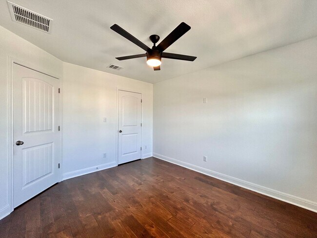 Building Photo - Beautiful and Contemporary 3 BR / 2.5 BA H...