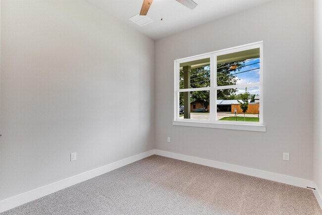 Building Photo - 1255 Pecan Valley Dr