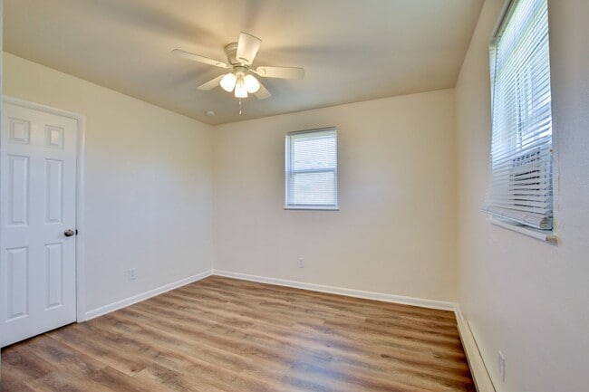 Building Photo - 936-938 Schumann Dr