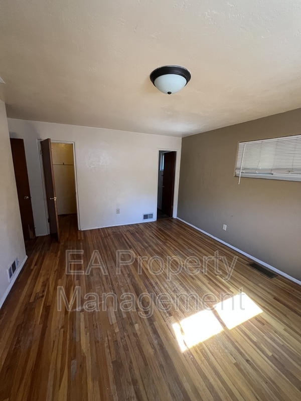 Building Photo - 2724 Tennessee St NE